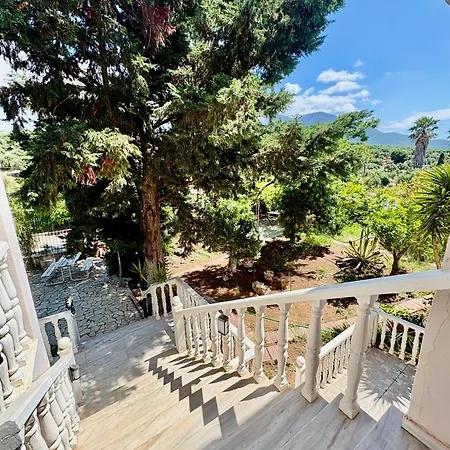 Вилла W Studio, Pool, Garden, Sleeps 12 To 15