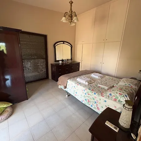 W Studio, Pool, Garden, Sleeps 12 To 15 *