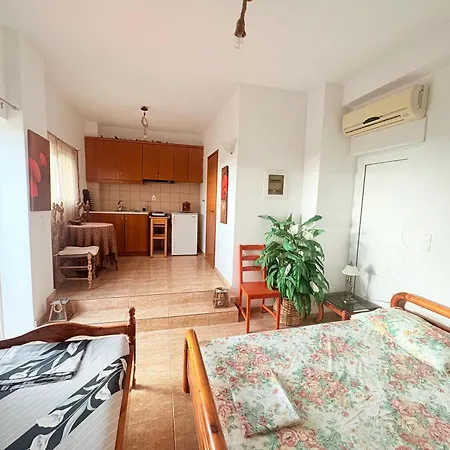 W Studio, Pool, Garden, Sleeps 12 To 15 Вилла
