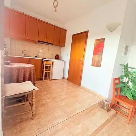 Вилла W Studio, Pool, Garden, Sleeps 12 To 15 *